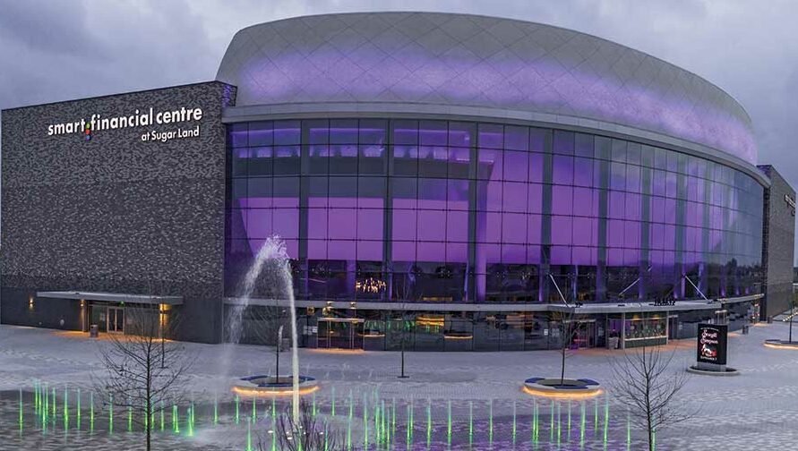 5 Reasons to Hire a Luxury Car Service for Your Next Smart Financial Centre Show